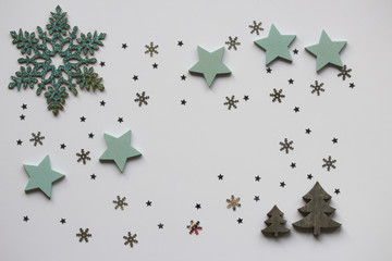 Türkis Sterne und Schneekristalle auf weissem Hintergrund