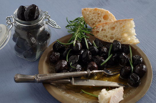 schwarze Oliven mit Rosmarinöl