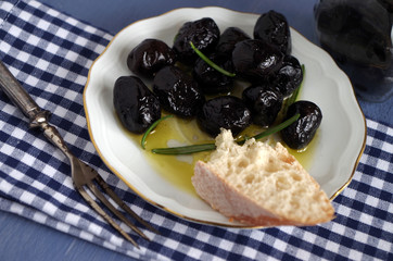 schwarze Oliven mit rosmarinöl