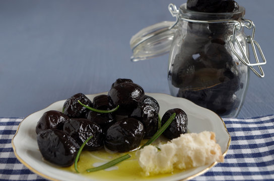 schwarze Oliven mit rosmarinöl