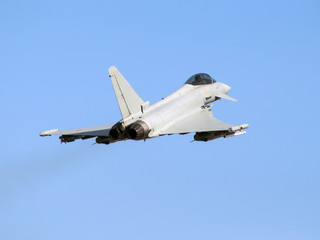 Fototapeta na wymiar Avión de combate Eurofighter despegando