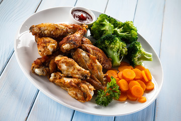Grilled chicken wings and vegetables