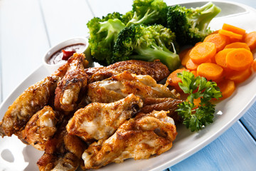 Grilled chicken wings and vegetables