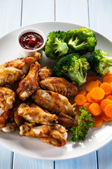 Grilled chicken wings and vegetables