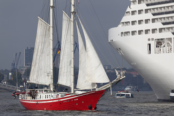Fototapeta na wymiar Segelschiff und Kreuzfahrtschiff auf der Elbe in Hamburg, Deutsc