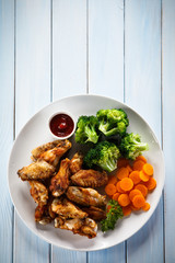 Grilled chicken wings and vegetables