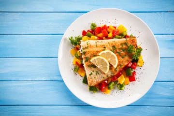 Photo sur Plexiglas Poisson Plat de poisson - filet de poisson frit et légumes