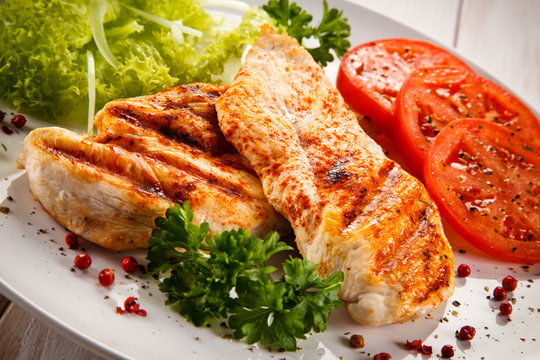 Grilled chicken fillet and vegetables 