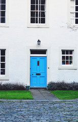 Naklejka premium Traditional building with front door in England - toned picture