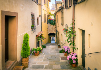 Fototapeta na wymiar Beautiful street of Montepulciano, Tuscany