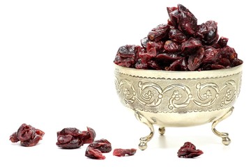 getrocknete Cranberries in einer Silberschale isoliert auf weißem Hintergrund