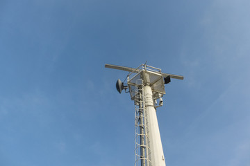 Obraz premium radar antenna in construction site