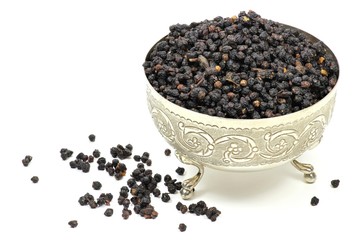 getrocknete Holunderbeeren in einer Silberschale isoliert auf weißem Hintergrund