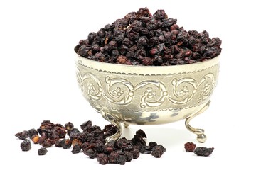 getrocknete Schisandrabeeren in einer Silberschale isoliert auf weißem Hintergrund