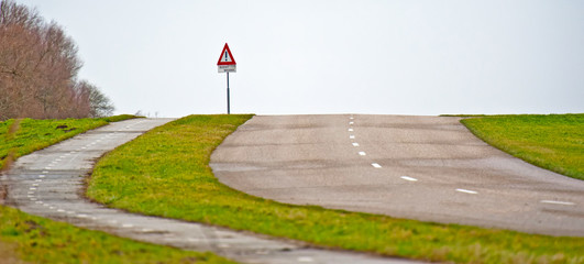 Obraz premium Curve in a road through the countryside