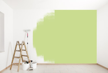grüne Wand streichen - 97904931