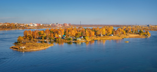 Obraz premium Autumn sunny island in the city of Irkutsk on the Angara River