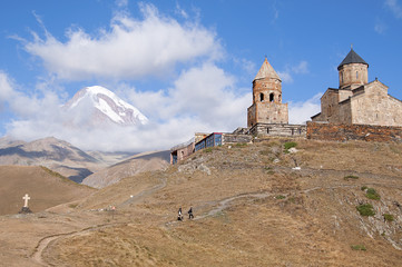 Kościół Cminda Sameba na tle Kazbeku.