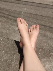 Pés cruzados tomando sol