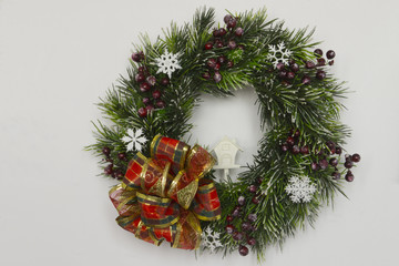 Christmas-tree wreath with white house / Christmas-tree decoration in the form of a wreath with a white lodge and snowflakes
