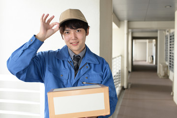 荷物を運ぶ笑顔の宅配人