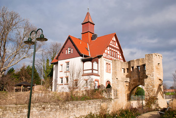 Ober-Ingelheim mit Ruinen der Stadtmauer und historischem E-Werk
