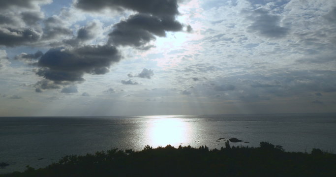 石垣島の展望台から眺める爽快な日の出イメージ