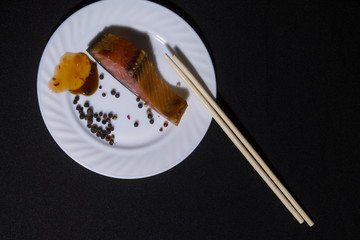 копченая рыба, специи, китайский соус, соевый соус, белая тарелка, здоровая пища, экологически чистая еда, медовый соус, кисло-сладкий соус, горбуша, лосось, японская еда, палочки, суши