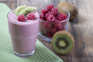 Smoothies of kiwi and raspberries .
