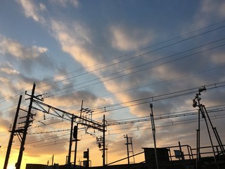 夕暮れの鉄道架線