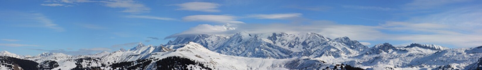 Fototapeta na wymiar panoramique sur le Mont Blanc et la chaîne des alpes