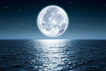 Foto auf Acrylglas Vollmond Vollmond steigt nachts über leeren Ozean mit Kopienraum