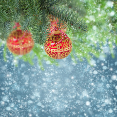Obraz premium christmas ball hanging on evergreen tree