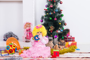 Маленькая девочка возле ёлки