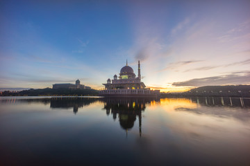 Obraz premium Sunrise At Putra Mosque, Putrajaya Malaysia