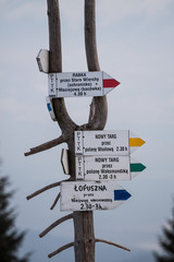 Drogowskaz oznaczenie szlaków turystycznych w Gorcach - obrazy, fototapety, plakaty
