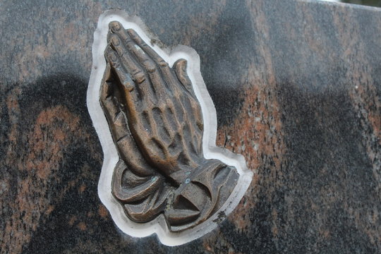 Betende H&auml;nde auf einem Grabstein