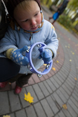 Naklejka premium a boy of two years on a walk in a city park