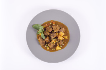 Plato de comida hecho con carne estofada y patatas.

Food dish made with stewed meat and potatoes.