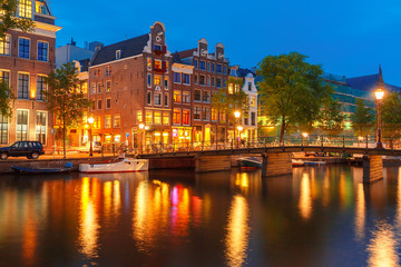 Obraz premium Night city view of Amsterdam canal and bridge