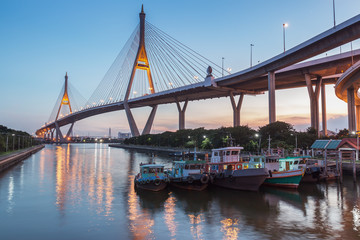 Obraz premium Cross river Bridge during twilight time with lighting