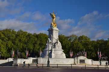Fototapeta premium Nike (Goddess of Victory) Statue on the Victoria Monument Memorial outside Buckingham Palace, London 
