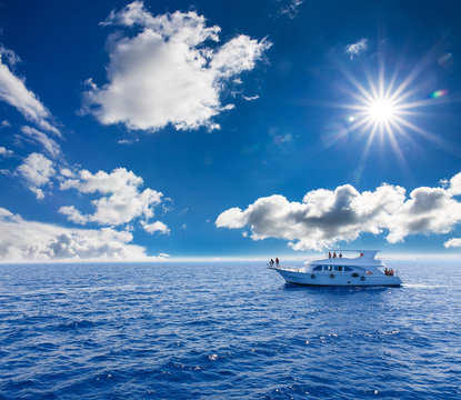 Fototapeta White yacht in the blue tropical sea