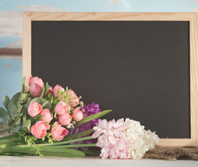 Blank blackboard decorative with artificial roses flower on grun