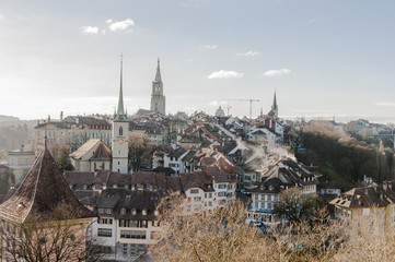 Obraz premium Bern, Stadt, Altstadt, Altstadthäuser, Münster, Nydeggkirche, Nydegg, Kirche, Kirchtürme, Winter, Schweiz