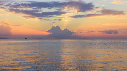 Fototapeta premium Dramatic ponoramic tropical beach sky sunset background