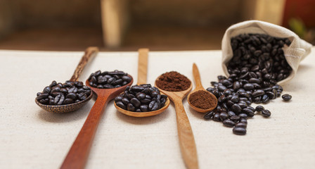 Fototapeta na wymiar The selection of coffee on wooden spoon display 