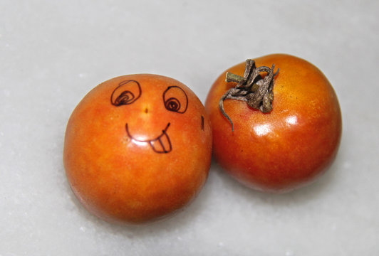 Tomates divertidas con cara dibujada