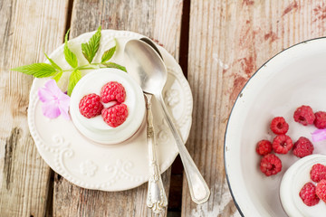 Natural yogurt with fresh raspberries