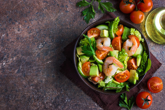 salad with avocado and shrimps in bowl